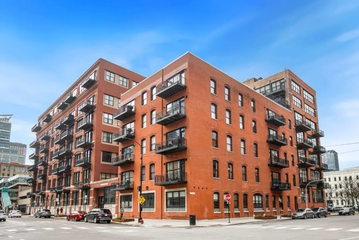 Chicago Real Estate | View 226 N Clinton Street, 117 | 2 Beds, 2 Baths