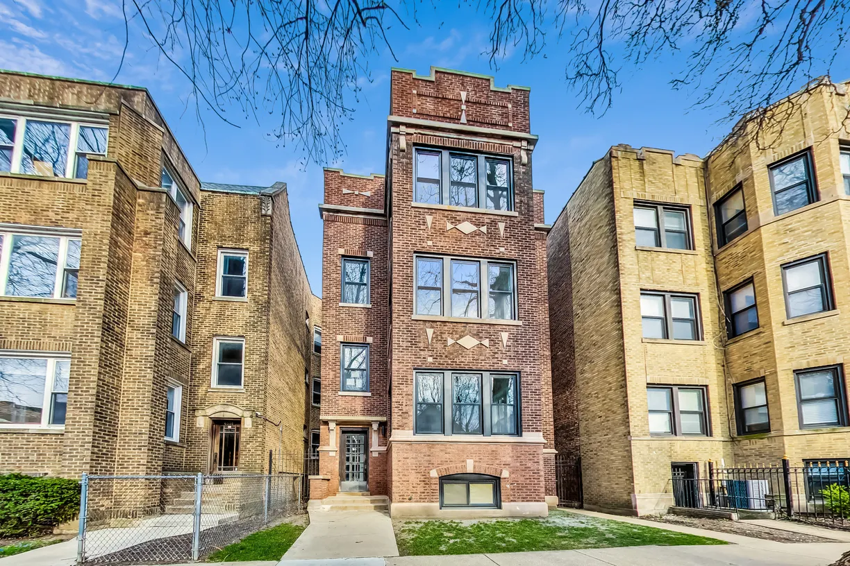 Chicago Real Estate | View 6527 N Newgard Avenue, 2 | 3 Beds, 2 Baths