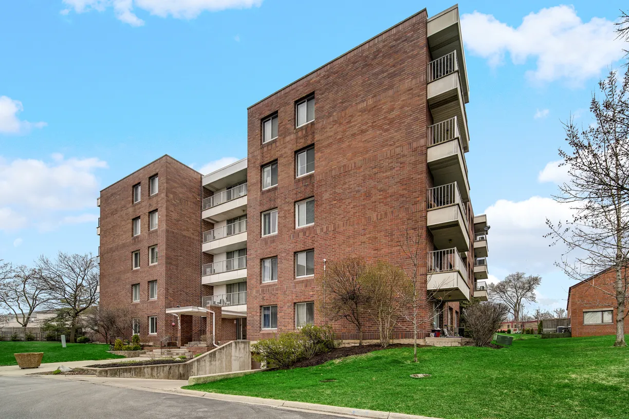 Chicago Real Estate | View 4000 Triumvera Drive, 402A | 2 Beds, 2 Baths