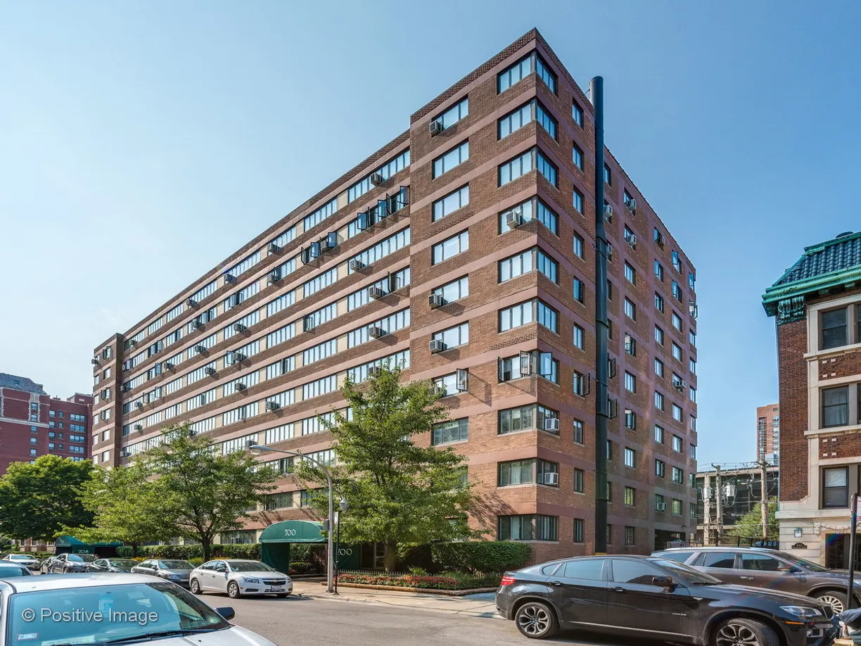 Chicago Real Estate | View 700 W Bittersweet Place, 806 | 2 Beds, 1 Bath