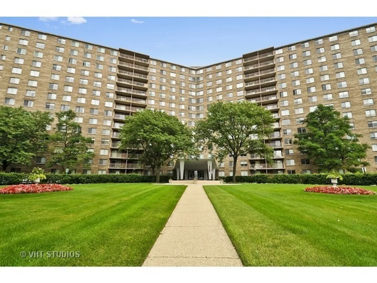 Chicago Real Estate | View 7141 N Kedzie Avenue, 904 | 2 Beds, 2 Baths