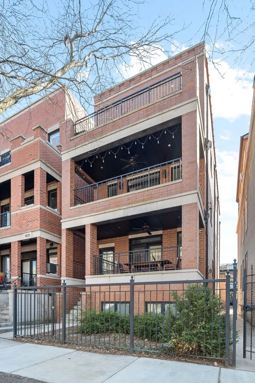 Chicago Real Estate | View 1033 W Newport Avenue, 2 | 2 Beds, 2 Baths