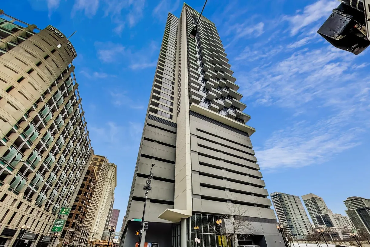 Chicago Real Estate | View 235 W Van Buren Street, 2101 | 2 Beds, 2 Baths