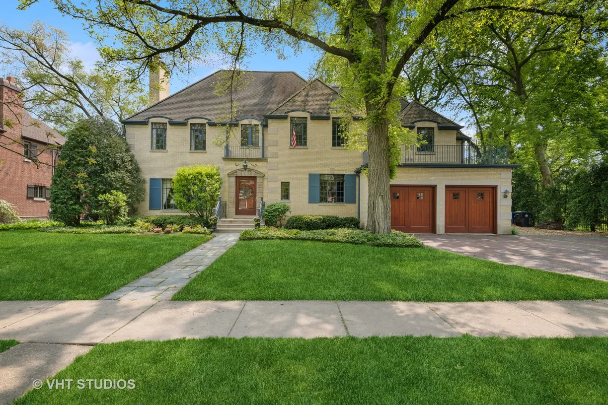 Chicago Real Estate | View 2944 Grant Street | 5 Beds, 4 Baths