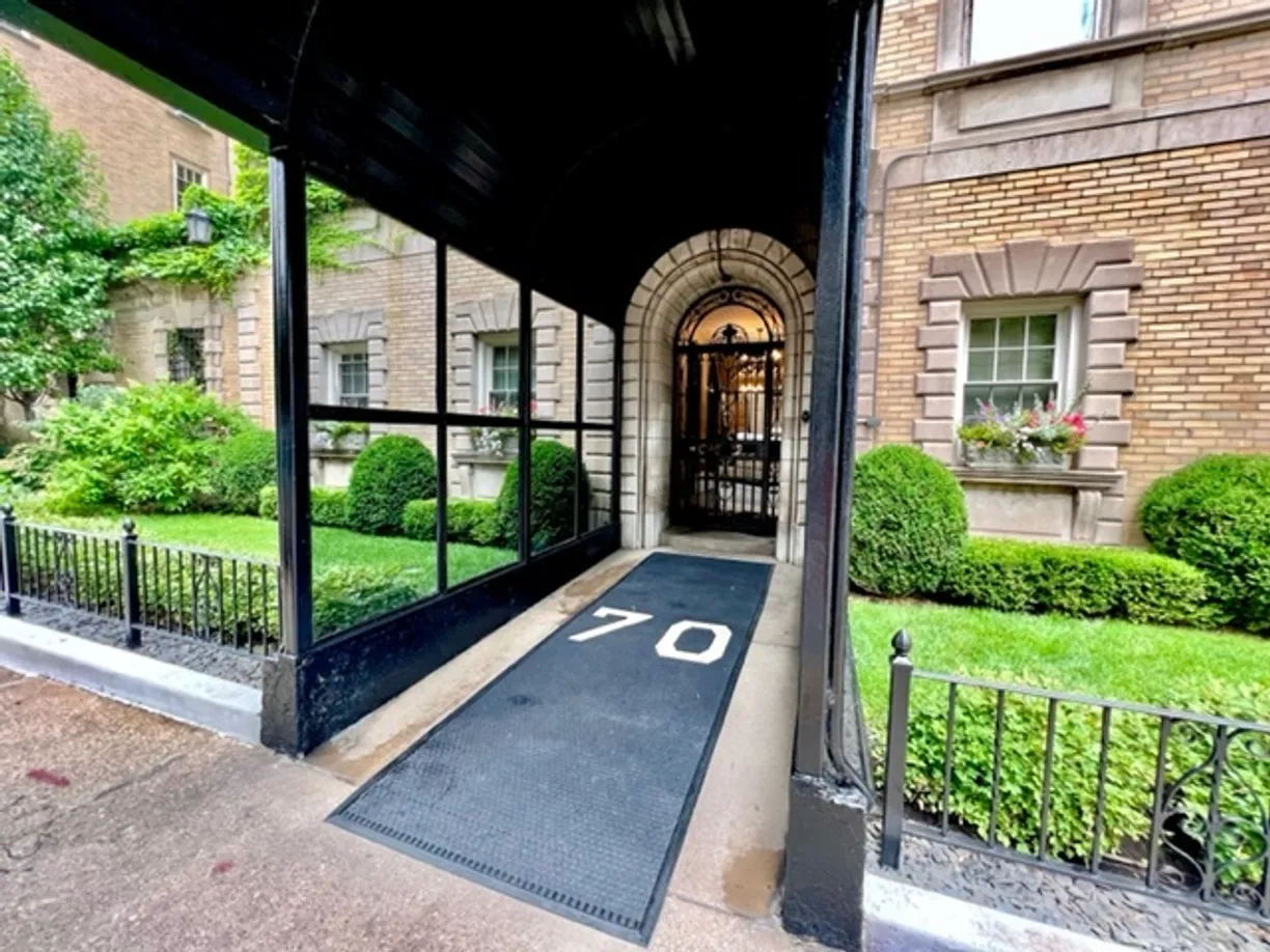 Chicago Real Estate | View 70 E Scott Street, 706 | 1 Bed, 1 Bath