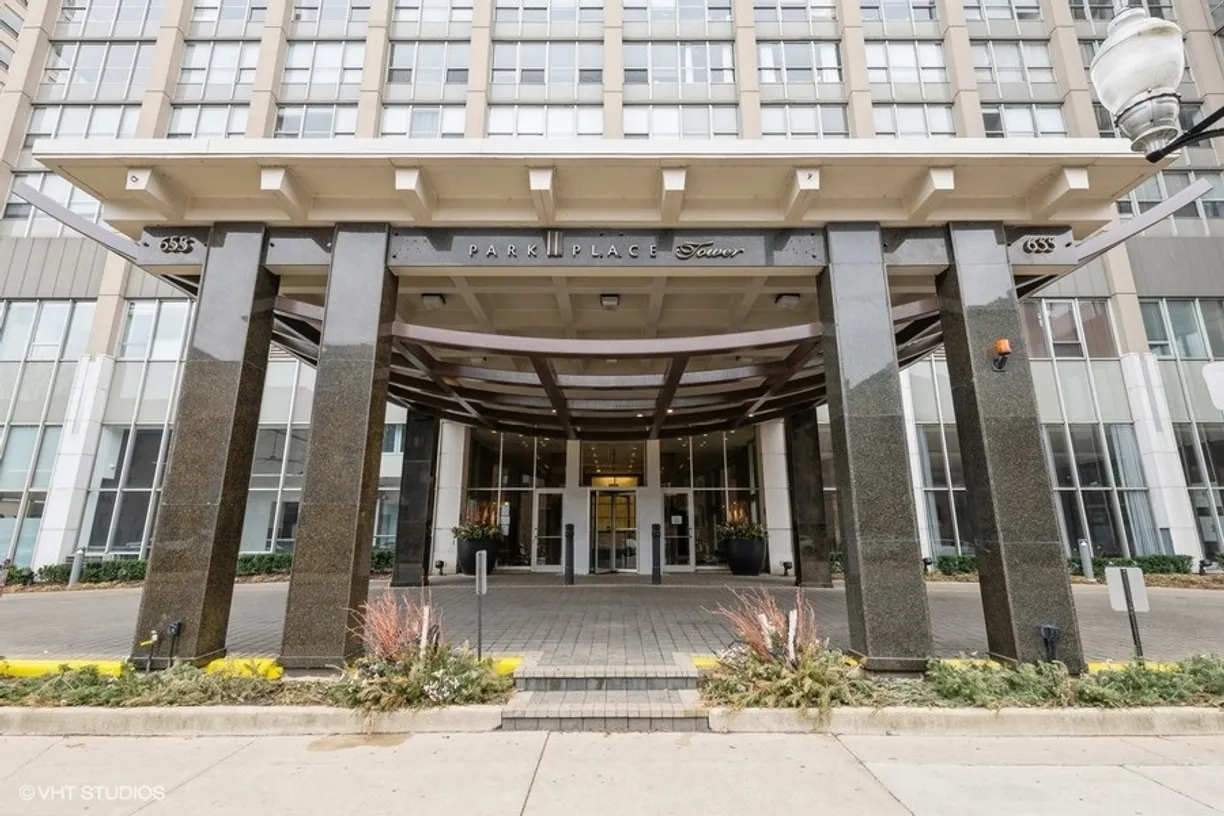 Chicago Real Estate | View 655 W Irving Park Road, 5417 | 1 Bed, 1 Bath