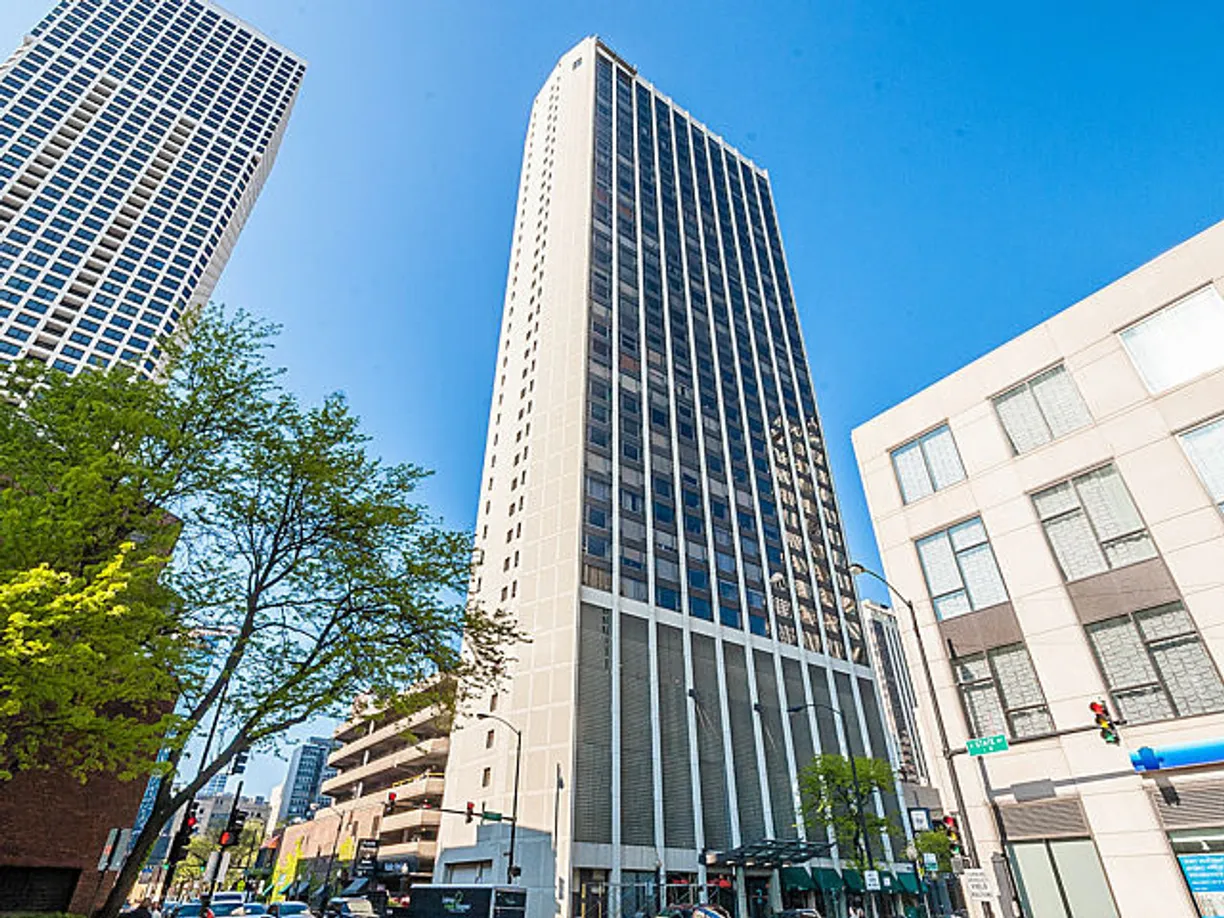 Chicago Real Estate | View 2 E Oak Street, 2705 | 1 Bed, 1 Bath