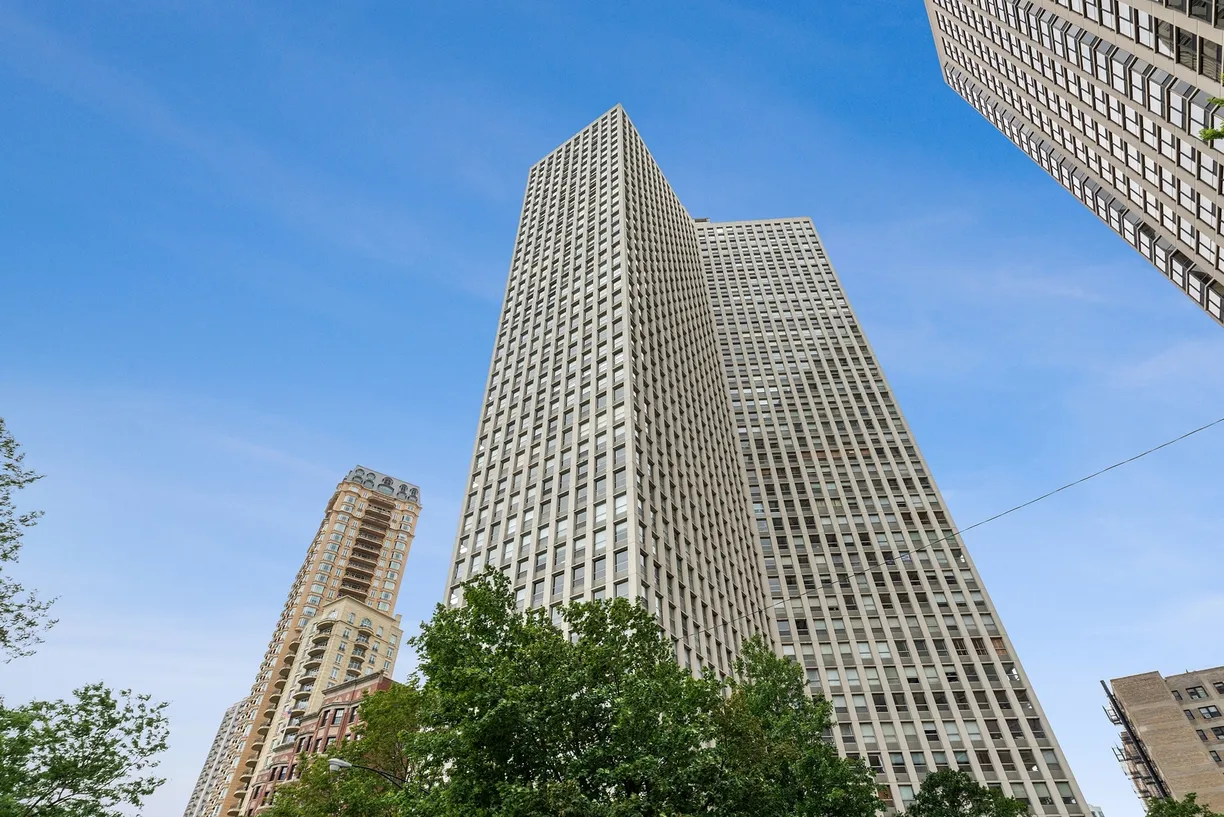 Chicago Real Estate | View 2626 N LAKEVIEW Avenue, 1807 | 1 Bed, 1 Bath