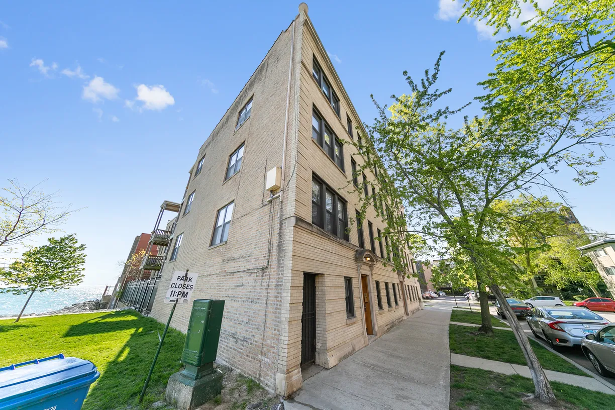 Chicago Real Estate | View 7501 N Eastlake Terrace, 3 | 2 Beds, 2 Baths