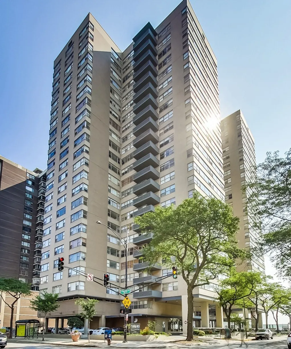 Chicago Real Estate | View 6301 N Sheridan Road, 21L | 2 Beds, 1 Bath