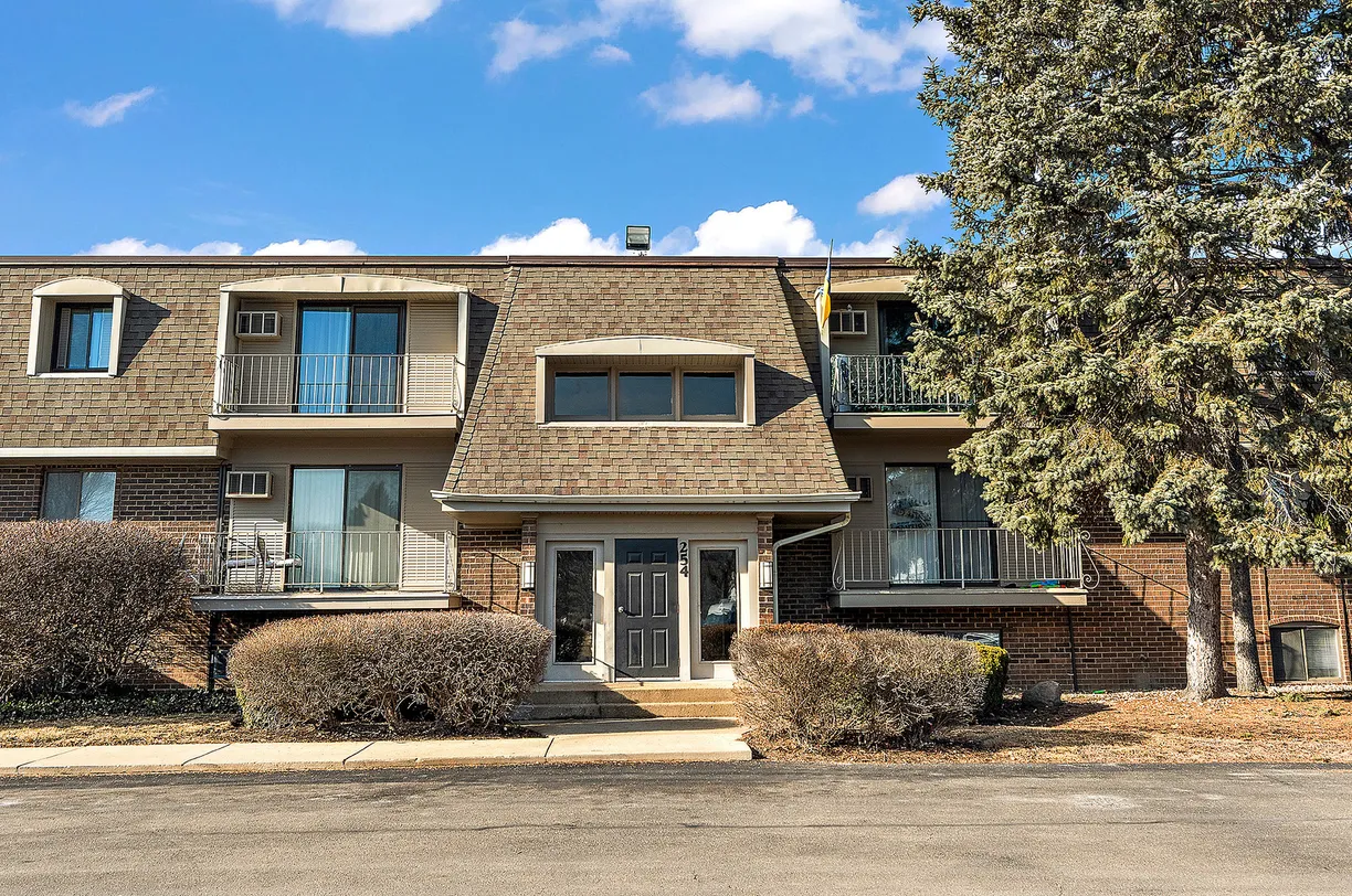 Chicago Real Estate | View 254 E Bailey Road, M | 2 Beds, 1 Bath