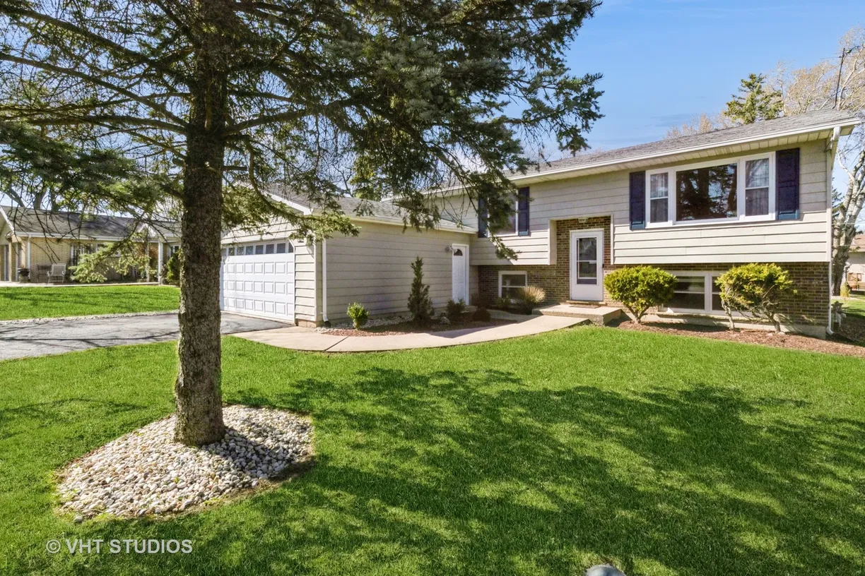 Chicago Real Estate | View 2306 Briar Lane | 4 Beds, 2 Baths