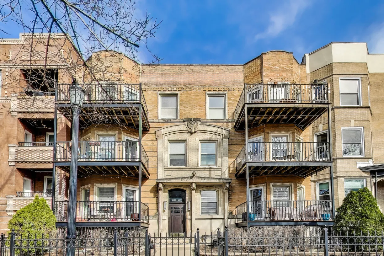 Chicago Real Estate | View 4635 N Malden Street, G | 2 Beds, 2 Baths
