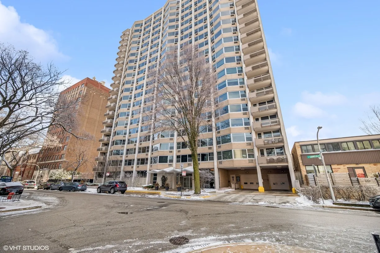 Chicago Real Estate | View 555 W Cornelia Avenue, 305 | 1 Bed, 1 Bath