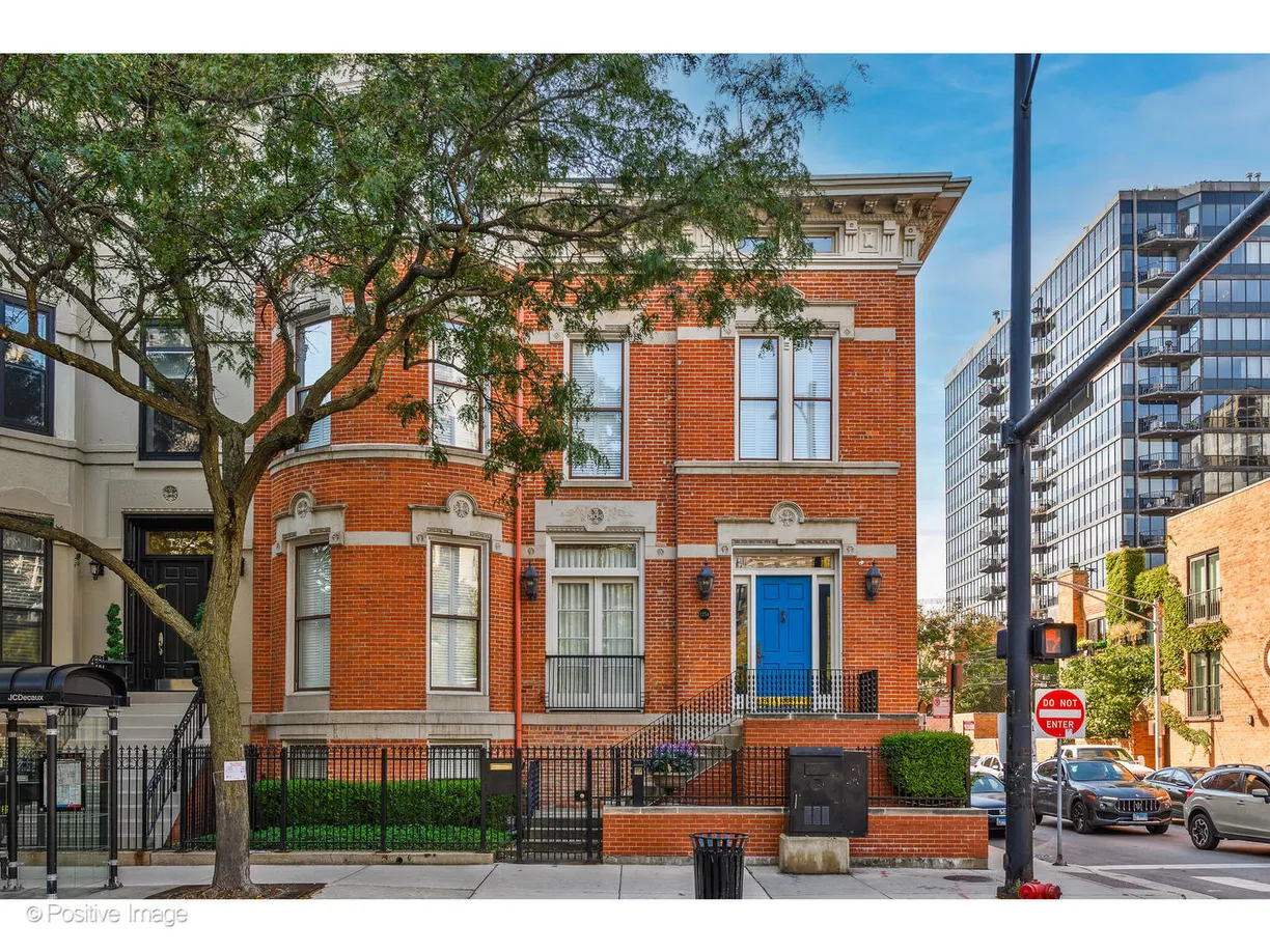 Chicago Real Estate | View 1258 N La Salle Drive | 5 Beds, 3 Baths