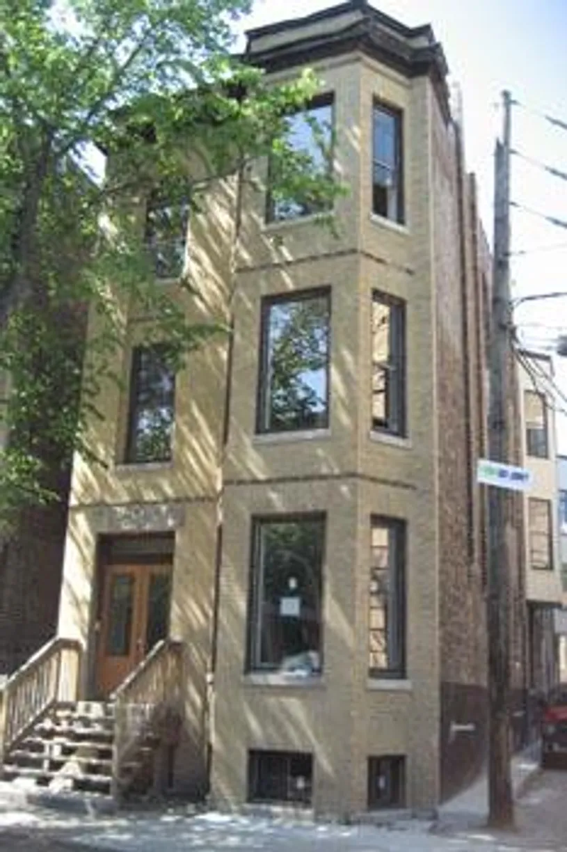 Chicago Real Estate | View 850 W Fletcher Street, 2R | 2 Beds, 1 Bath