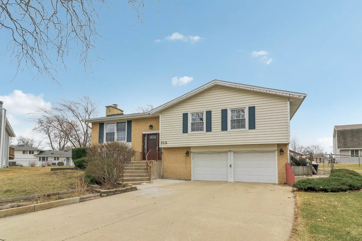 Chicago Real Estate | View 712 Dante Court | 4 Beds, 3 Baths