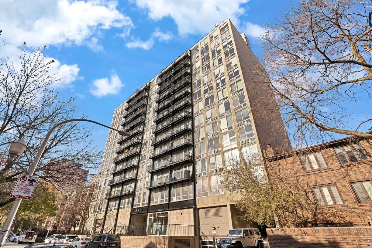 Chicago Real Estate | View 450 W Briar Place, 6G | 1 Bed, 1 Bath