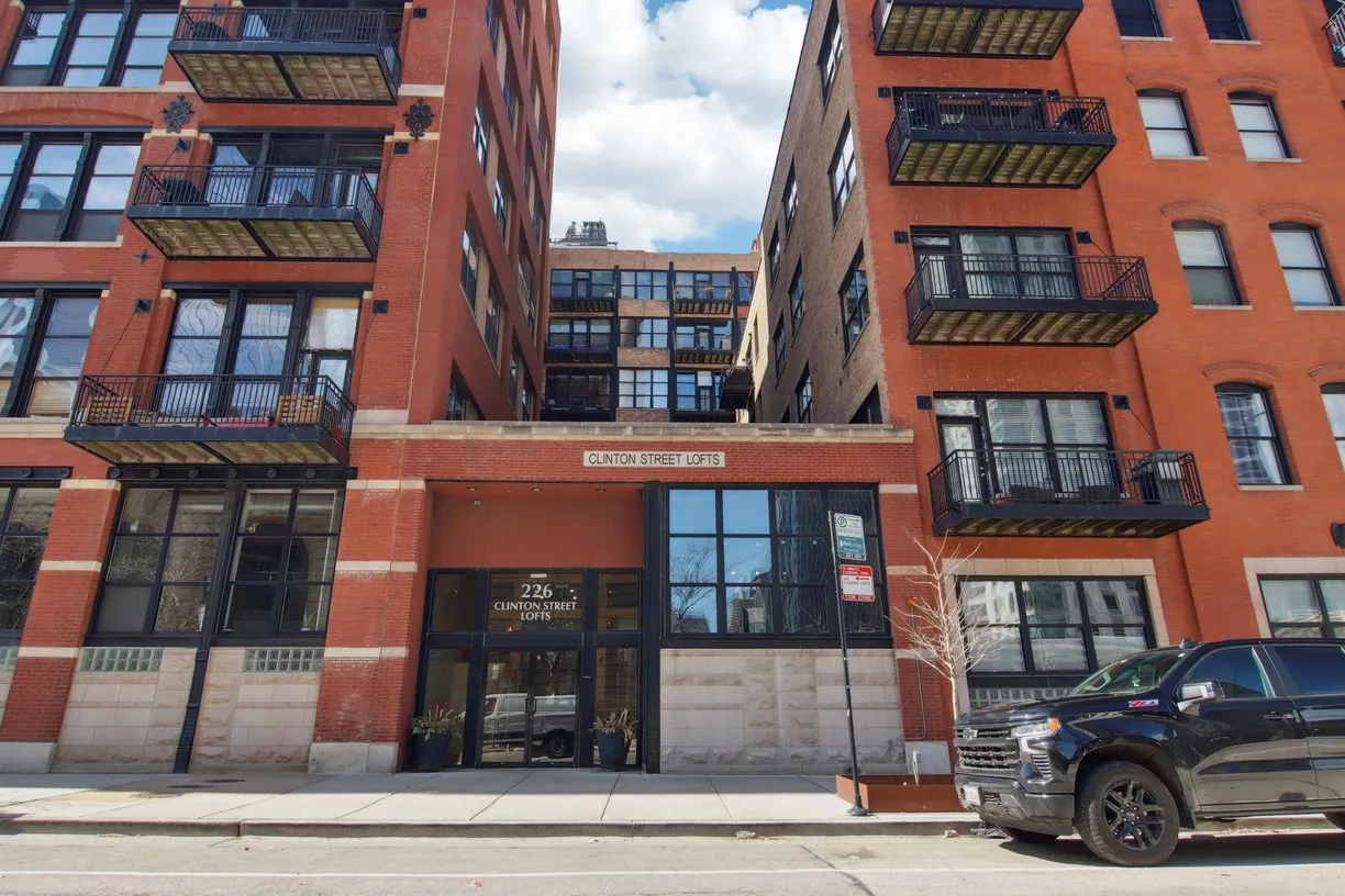 Chicago Real Estate | View 226 N Clinton Street, 216 | 1 Bed, 1 Bath