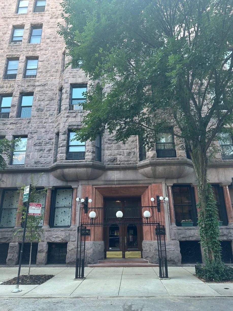 Chicago Real Estate | View 2800 N Pine Grove Avenue, 5A | 2 Beds, 1 Bath
