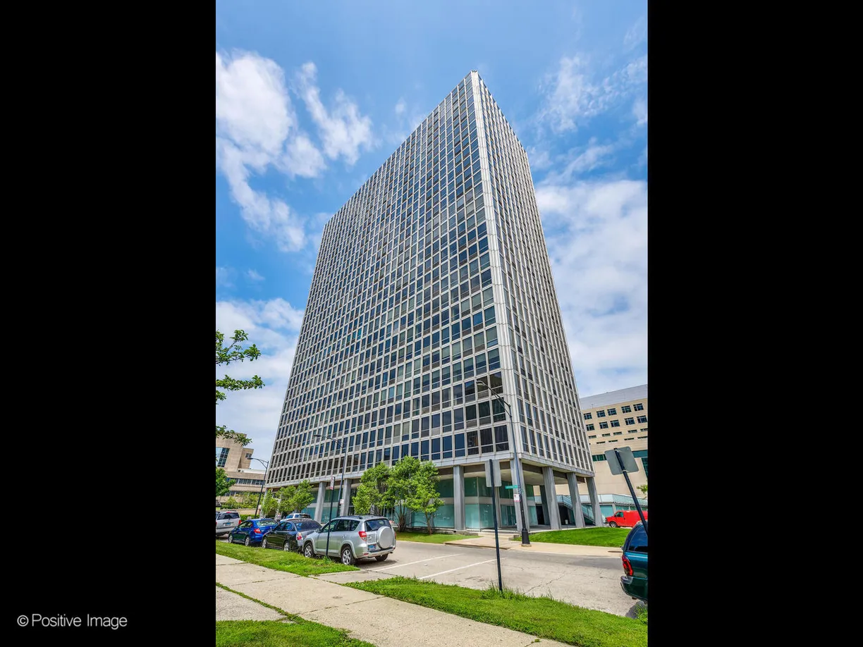 Chicago Real Estate | View 330 W Diversey Parkway, 906 | 2 Beds, 2 Baths