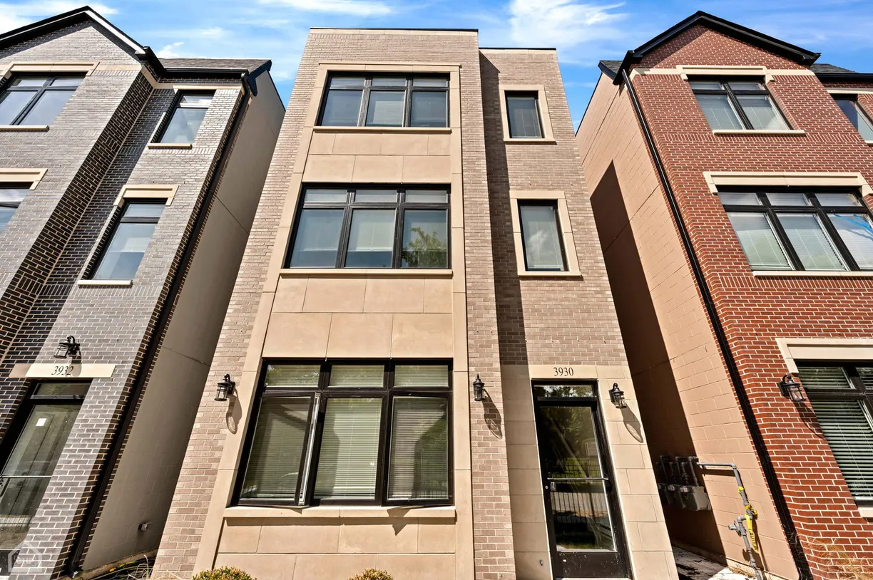 Chicago Real Estate | View 3924 S Calumet Avenue, 2 | 3 Beds, 2 Baths