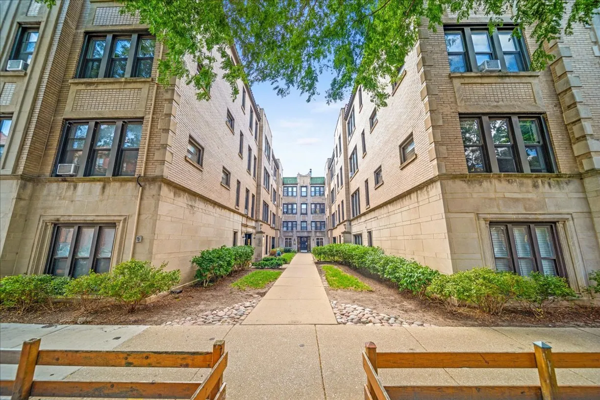 Chicago Real Estate | View 631 W ROSCOE Street, 1J | 1 Bed, 1 Bath
