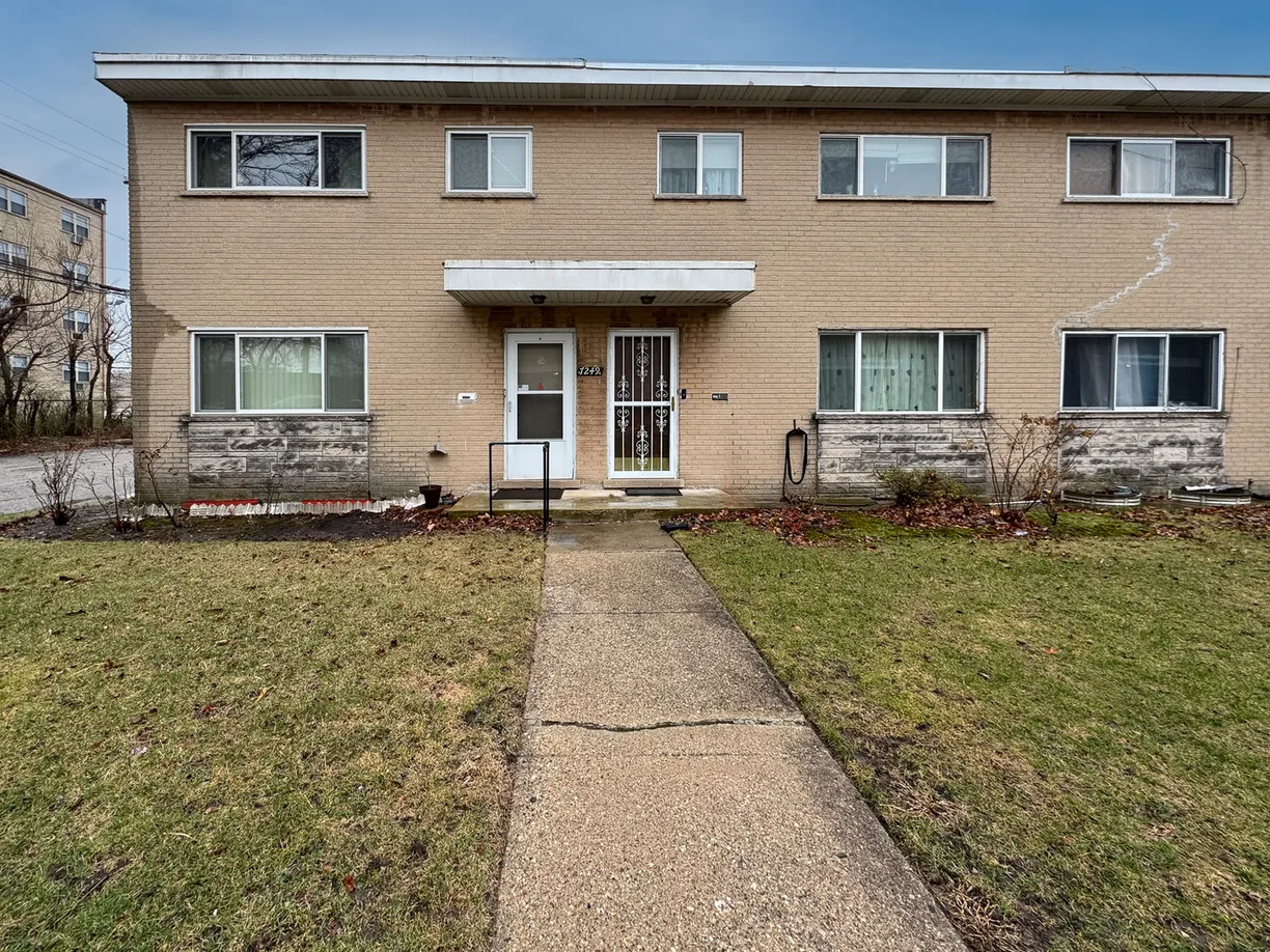 Chicago Real Estate | View 7249 N CAMPBELL Avenue, B | 3 Beds, 1 Bath