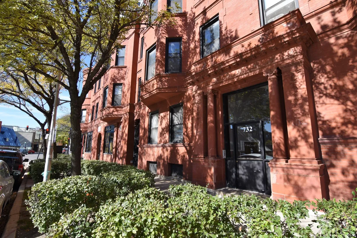 Chicago Real Estate | View 732 W Grace Street, 2W | 4 Beds, 2 Baths
