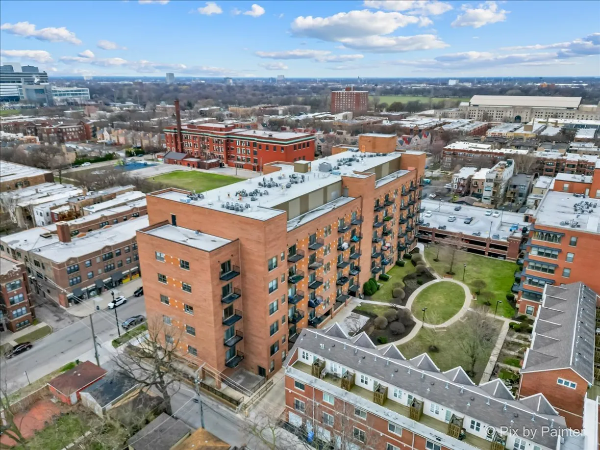 Chicago Real Estate | View 1000 E 53rd Street, 221 | 2 Beds, 1 Bath