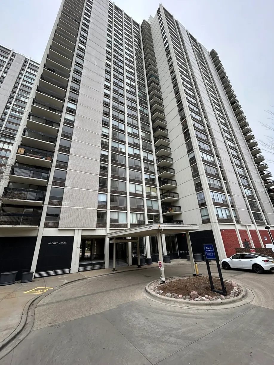 Chicago Real Estate | View 1460 N SANDBURG Terrace, 2011A | Listing