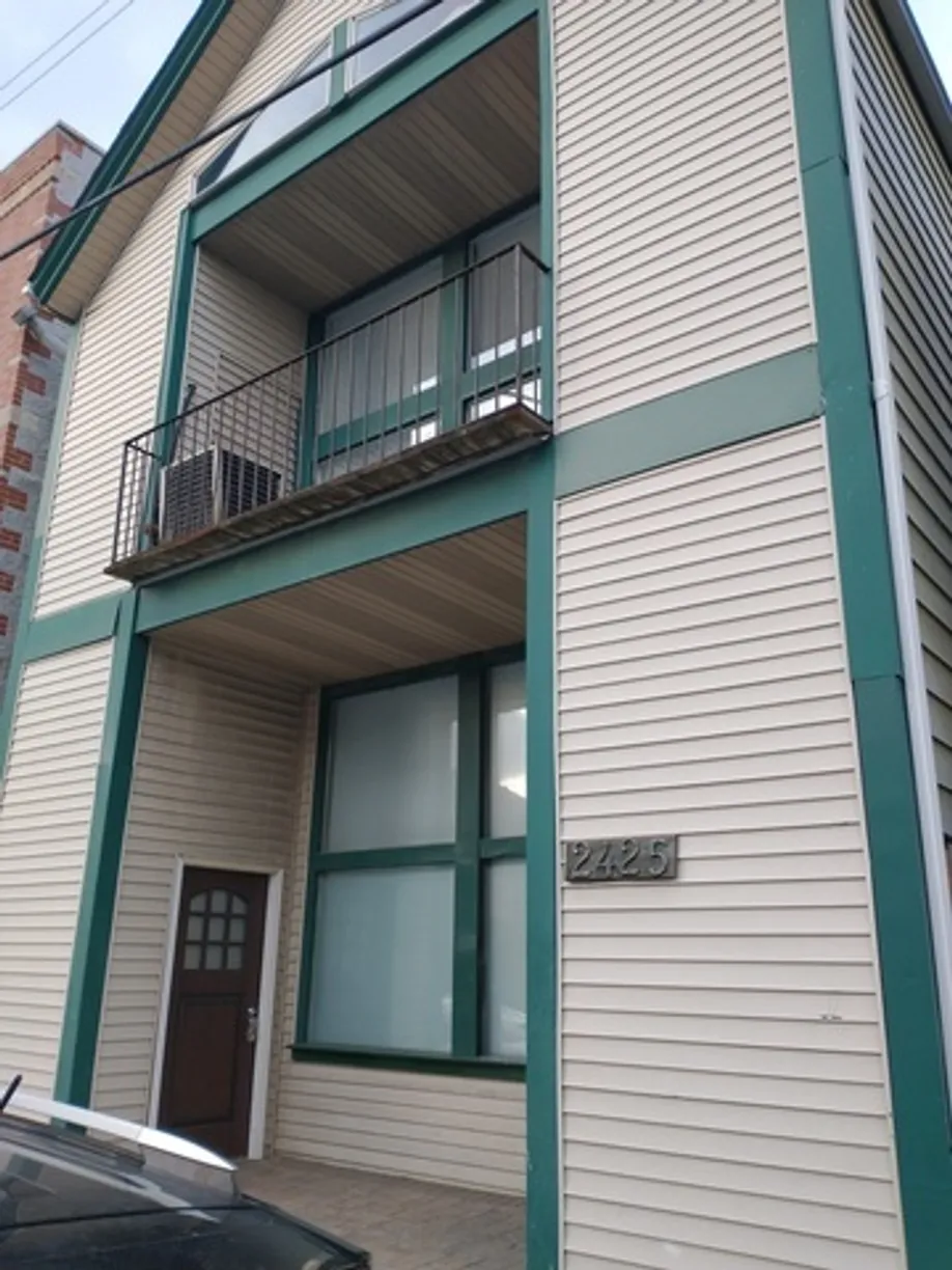 Chicago Real Estate | View 2425 N Clybourn Avenue, 2M | 2 Beds, 1 Bath