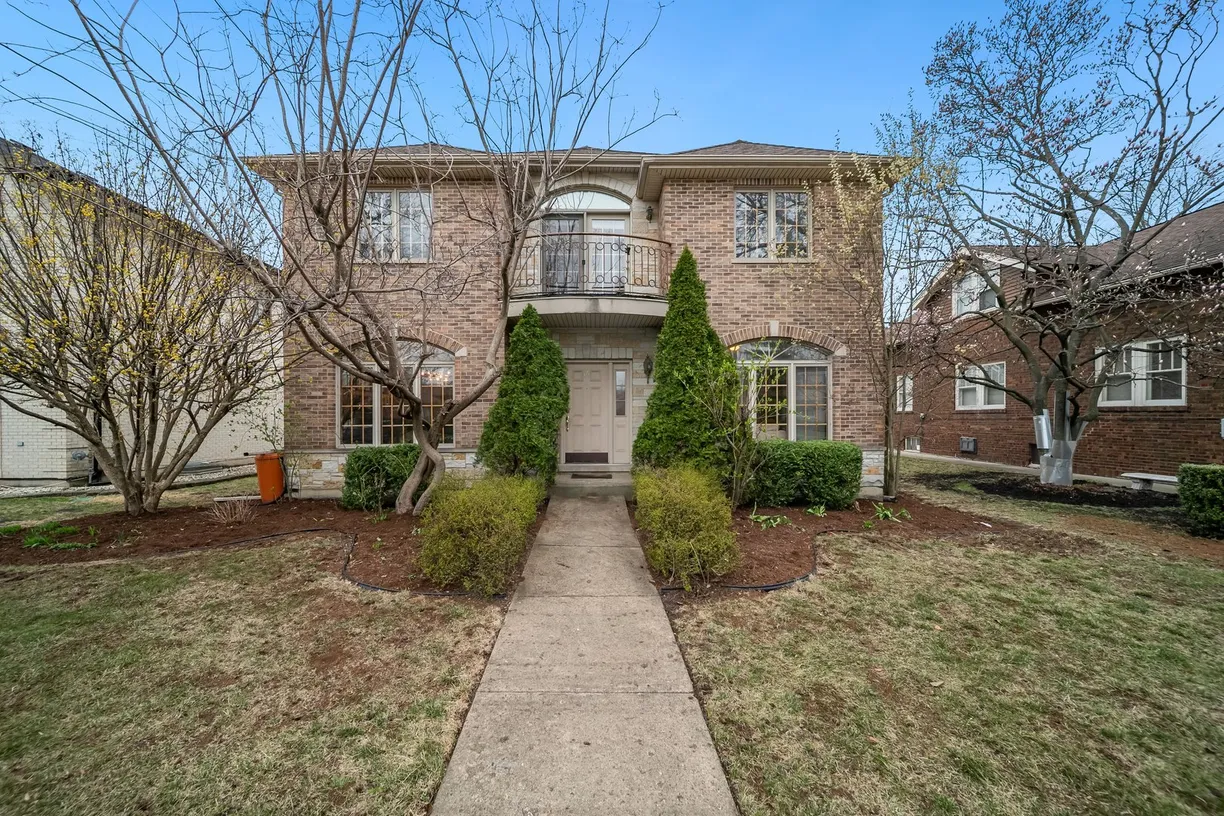 Chicago Real Estate | View  | 4 Beds, 3 Baths