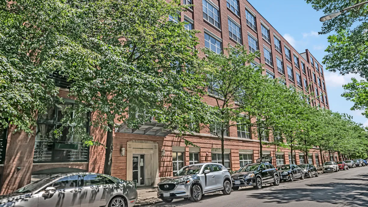 Chicago Real Estate | View 1735 N Paulina Street, 211 | 2 Beds, 2 Baths