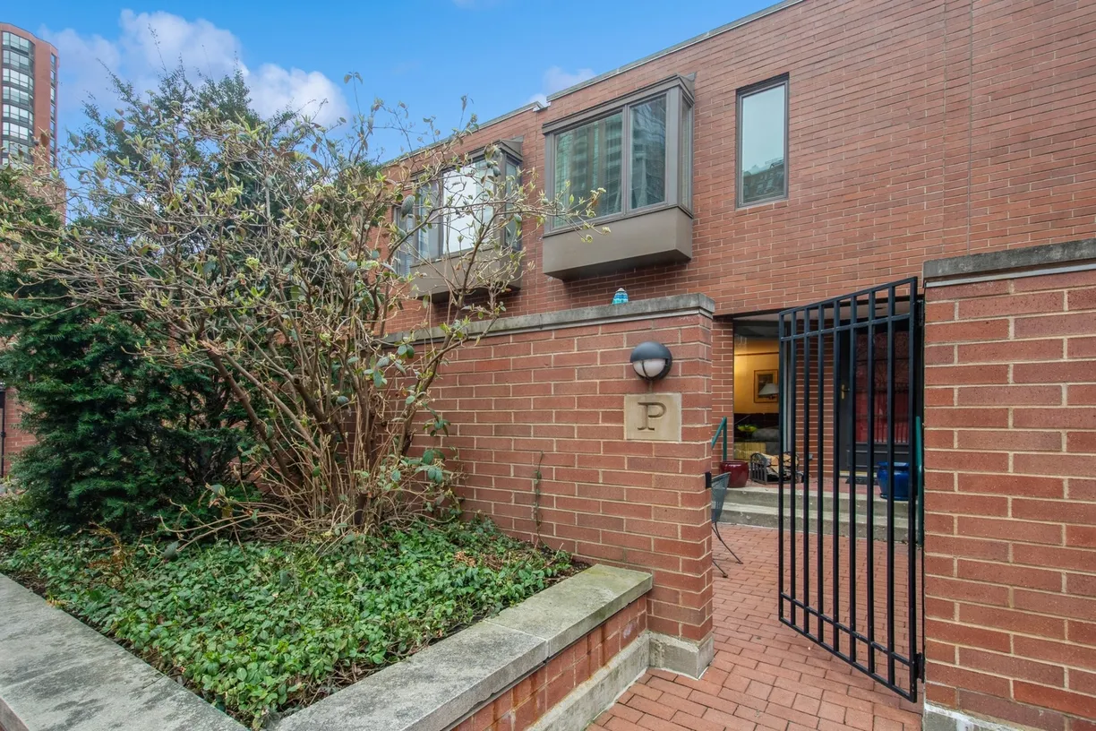 Chicago Real Estate | View 801 S PLYMOUTH Court, P | 2 Beds, 2 Baths
