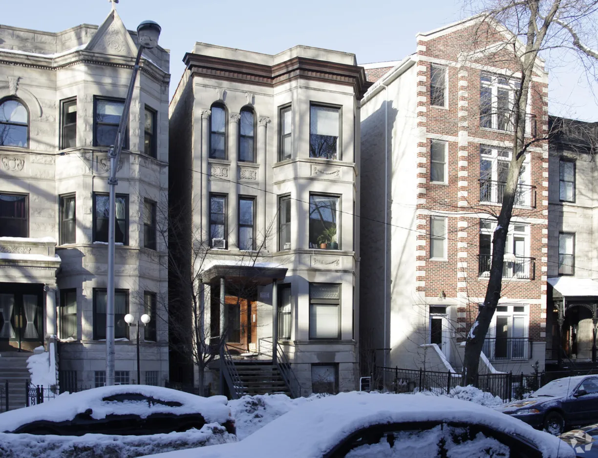 Chicago Real Estate | View 712 W Briar Place, 2R | 1 Bed, 1 Bath