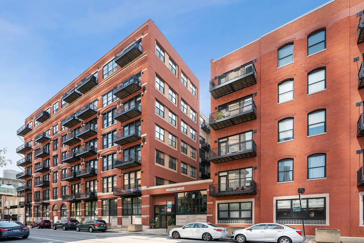 Chicago Real Estate | View 226 N CLINTON Street, 204 | 2 Beds, 1 Bath