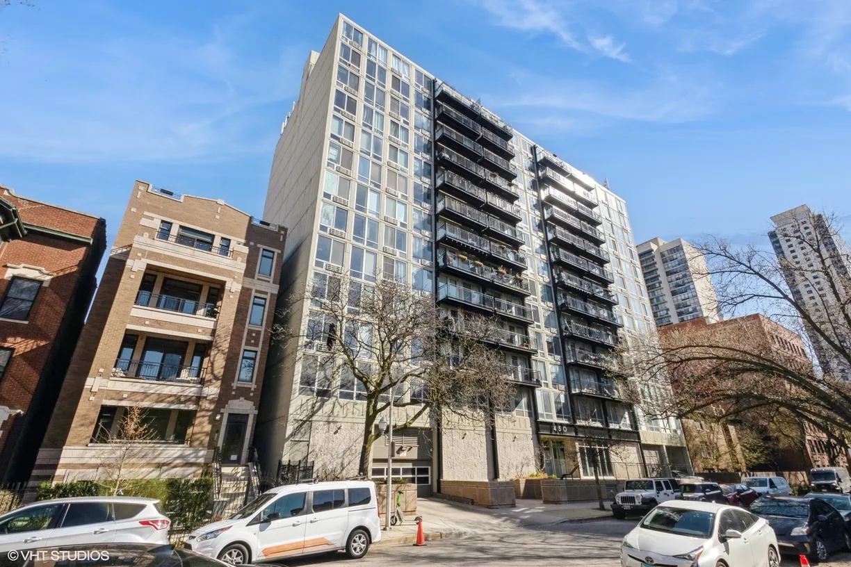 Chicago Real Estate | View 450 W Briar Place, 4L | 1 Bed, 1 Bath