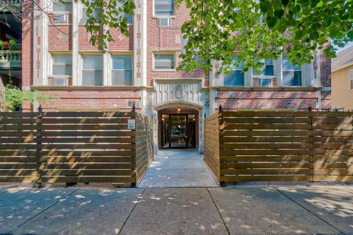 Chicago Real Estate | View 5051 N Kenmore Avenue, 103 | 1 Bed, 2 Baths