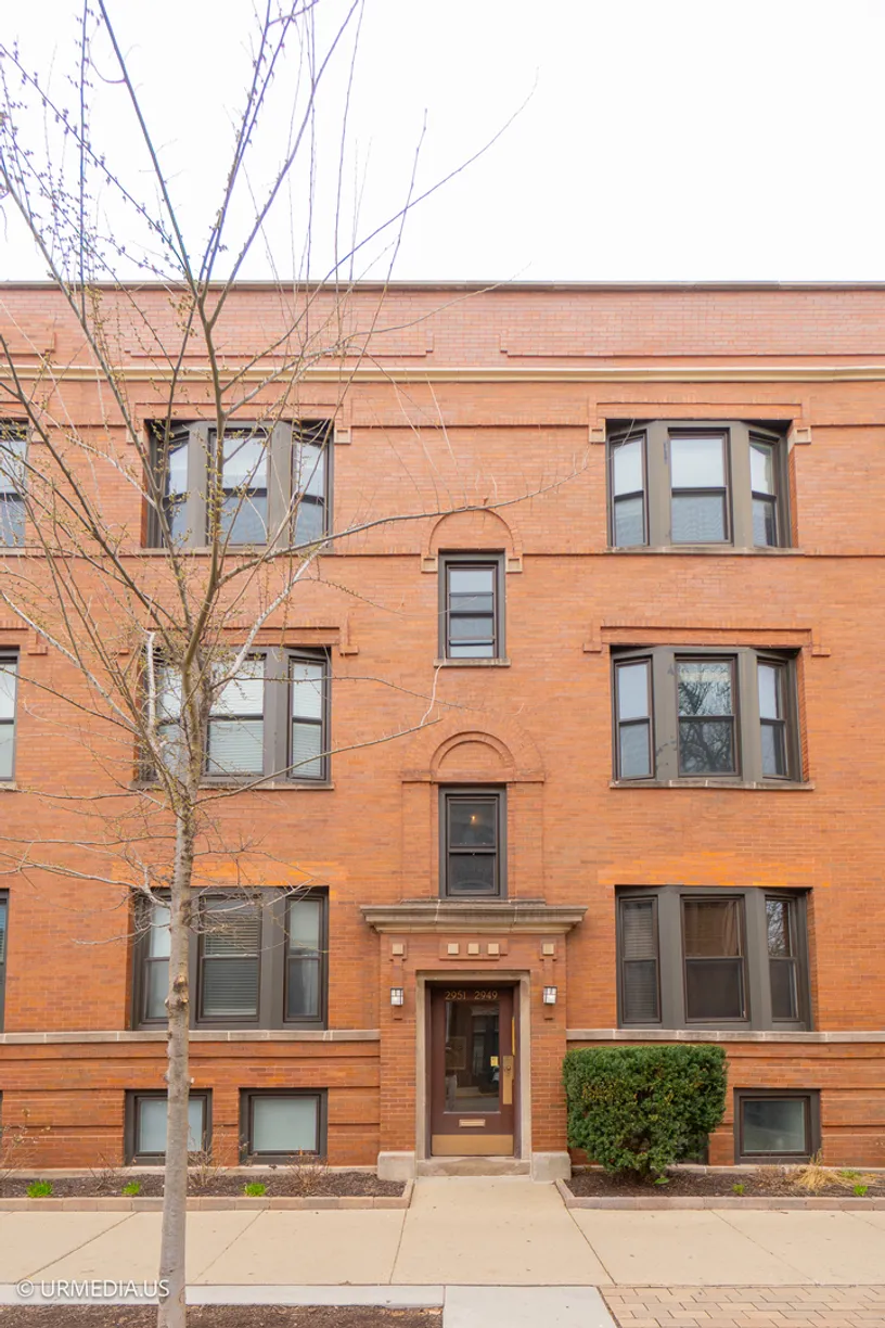 Chicago Real Estate | View 2949 N Sheffield Avenue, 3 | 2 Beds, 1 Bath