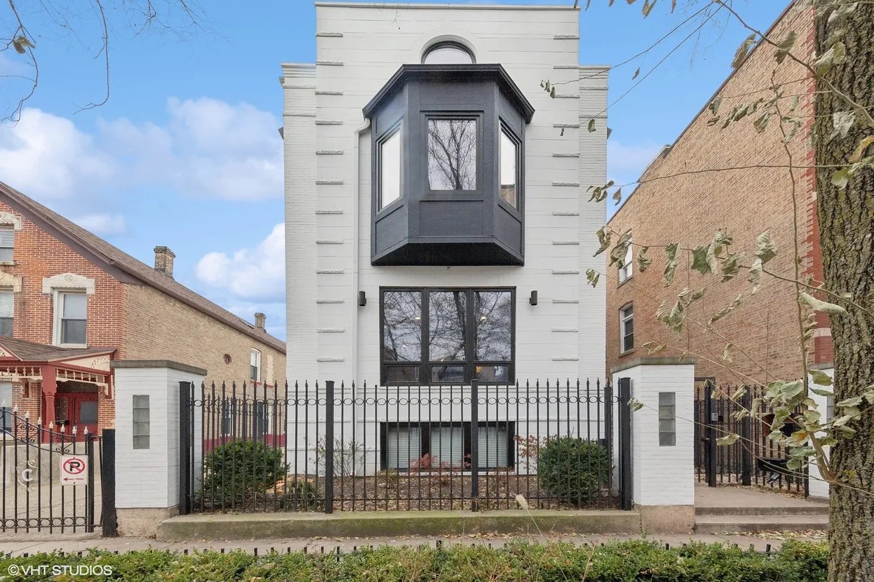 Chicago Real Estate | View 1717 W Huron Street | 6 Beds, 5 Baths