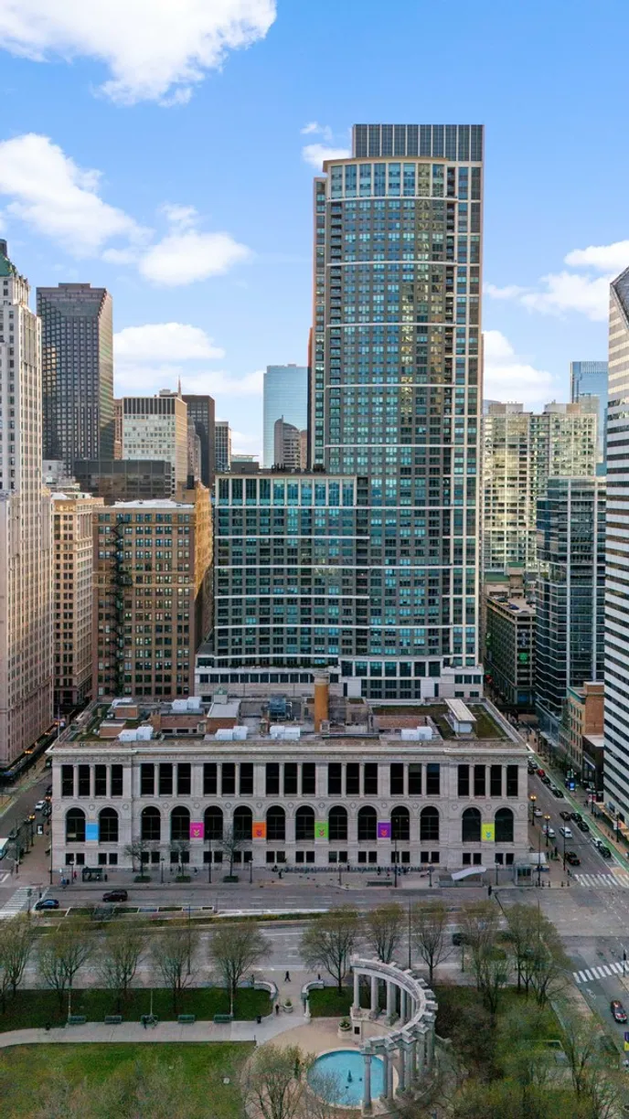 Chicago Real Estate | View 130 N Garland Court, 5303 | 4 Beds, 3 Baths