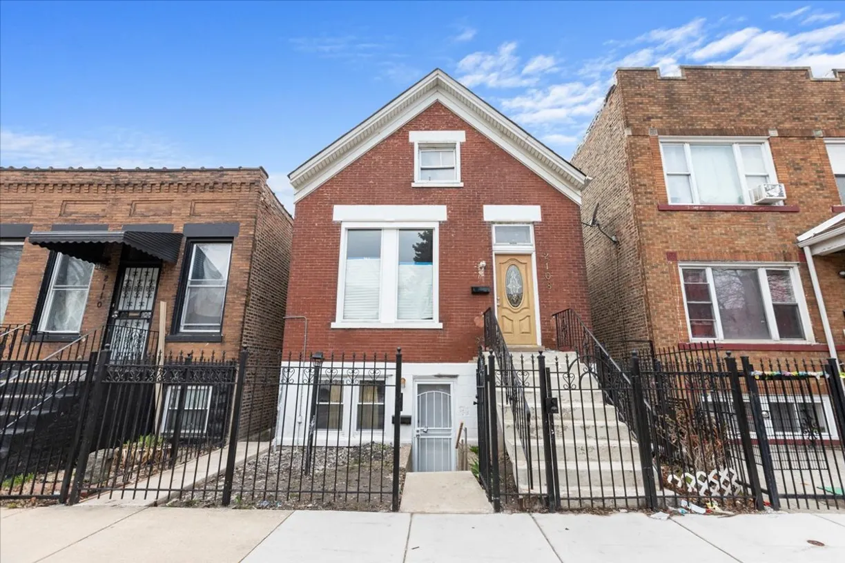 Chicago Real Estate | View 2108 S Homan Avenue, 2 | 3 Beds, 2 Baths