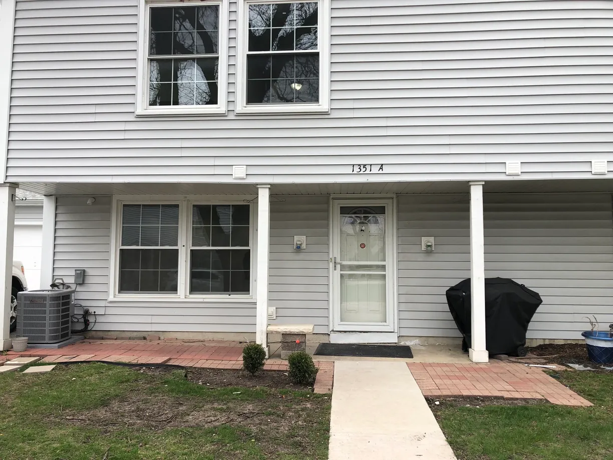 Chicago Real Estate | View 1351 N Glen Circle, A | 3 Beds, 1 Bath