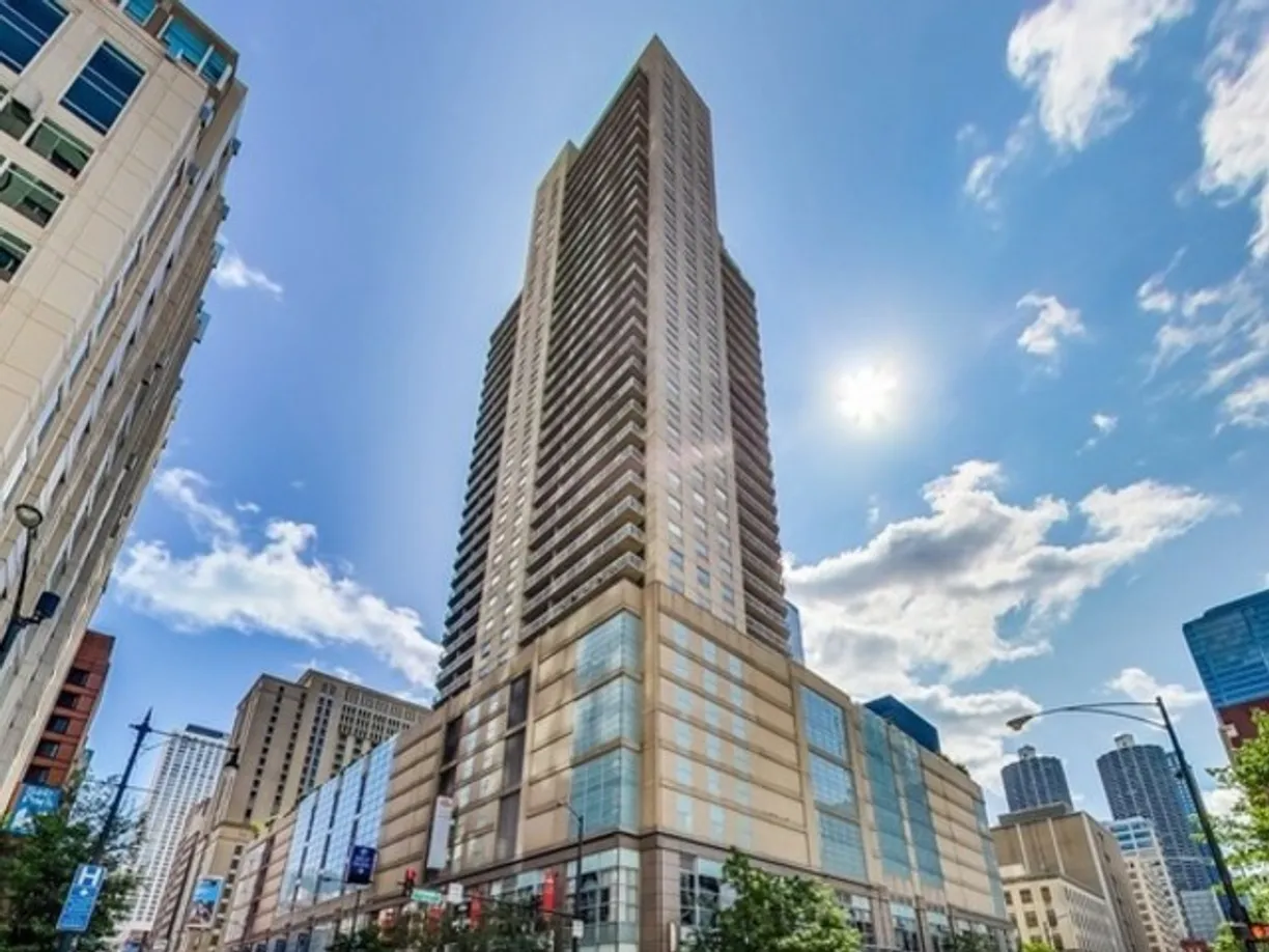Chicago Real Estate | View 545 N Dearborn Street, 3008 | 1 Bed, 1 Bath
