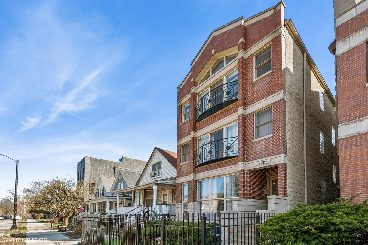 Chicago Real Estate | View 2249 W Foster Avenue, 2 | 2 Beds, 2 Baths
