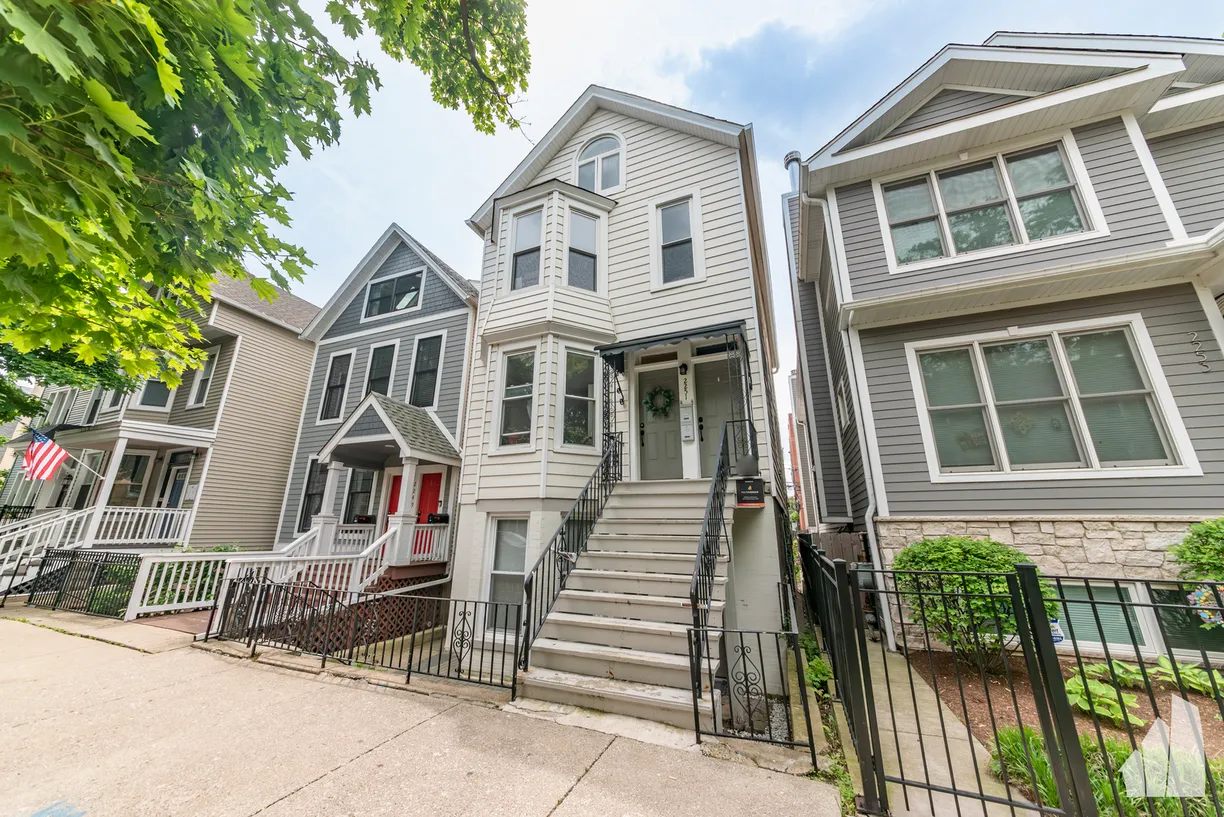 Chicago Real Estate | View 2251 W Melrose Street, 1 | 2 Beds, 1 Bath