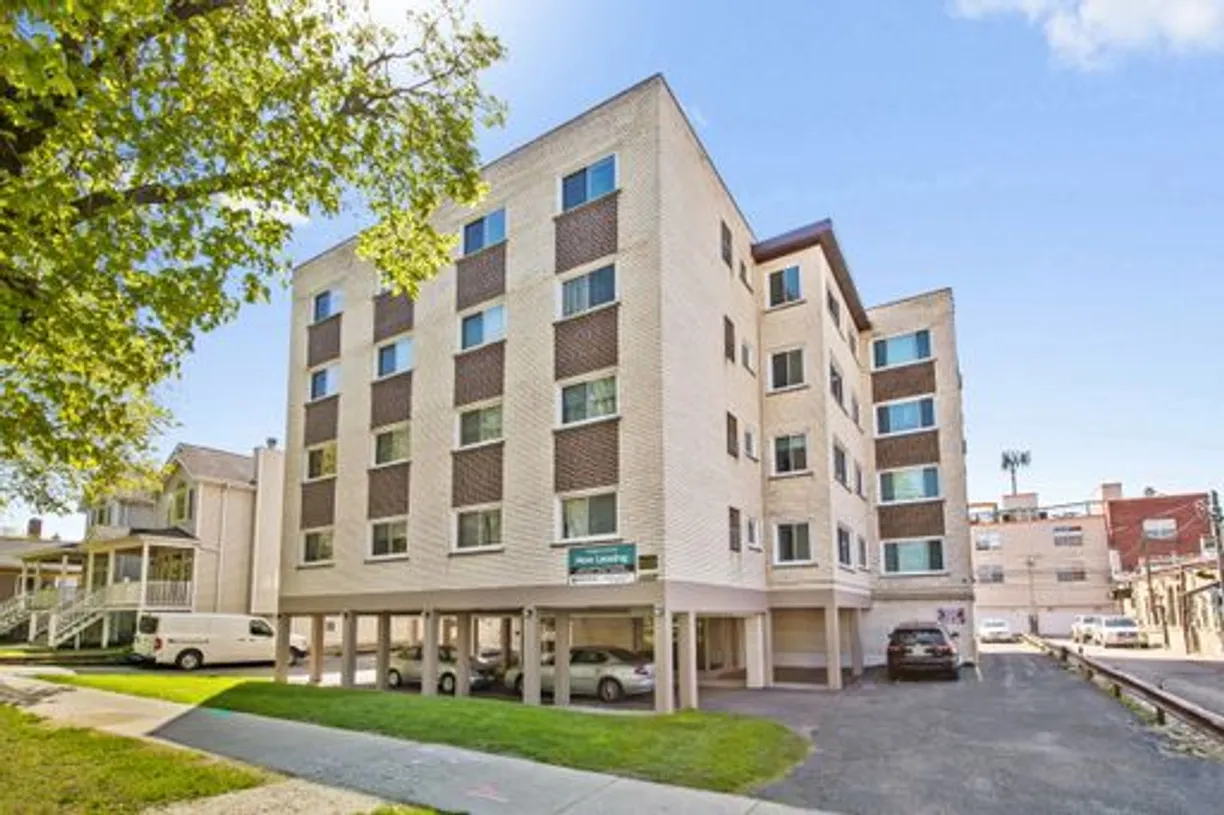 Chicago Real Estate | View 2333 W Lunt Avenue, 205 | 1 Bed, 1 Bath