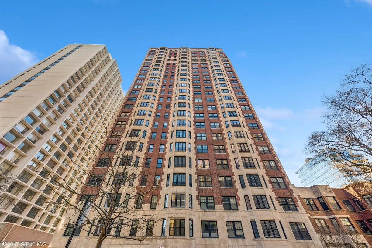 Chicago Real Estate | View 421 W Melrose Street, 21AD | 4 Beds, 3 Baths