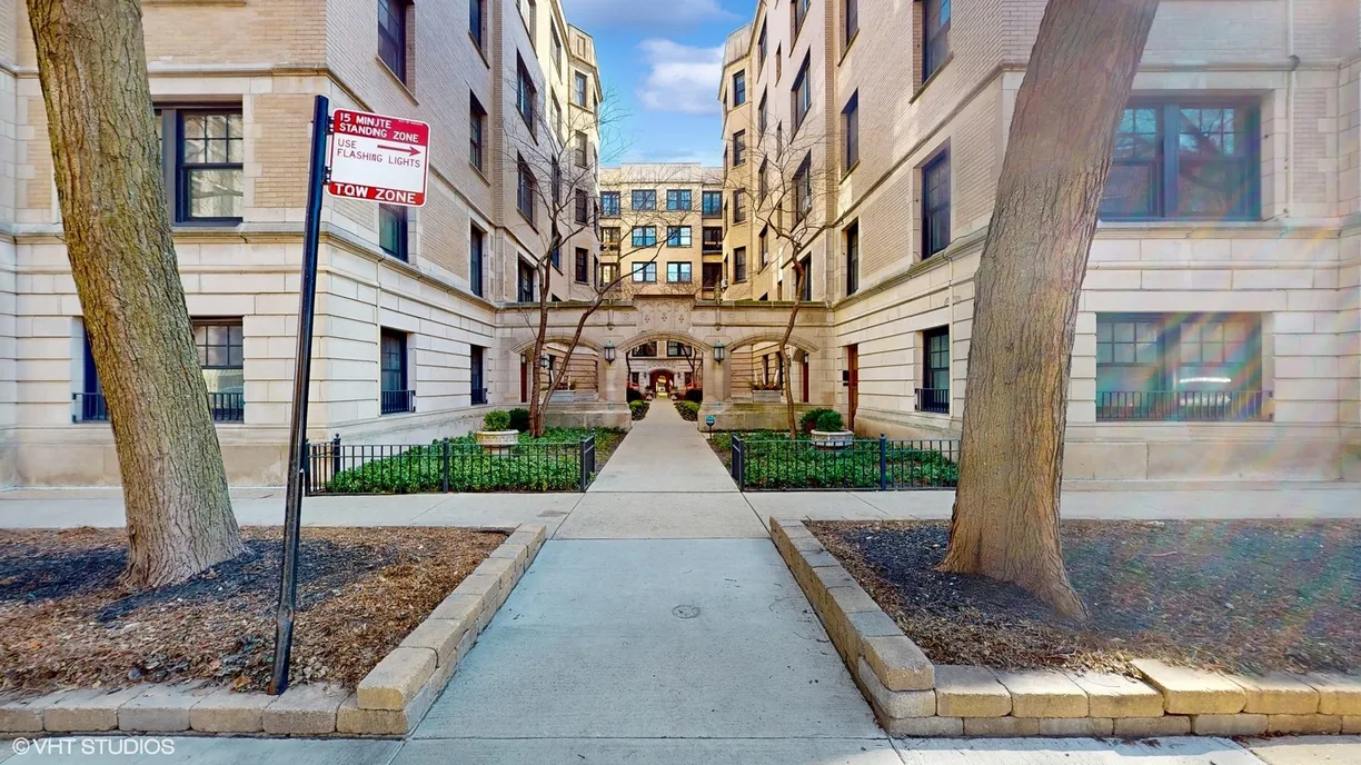 Chicago Real Estate | View 2335 N Commonwealth Avenue, 2G | 3 Beds, 2 Baths